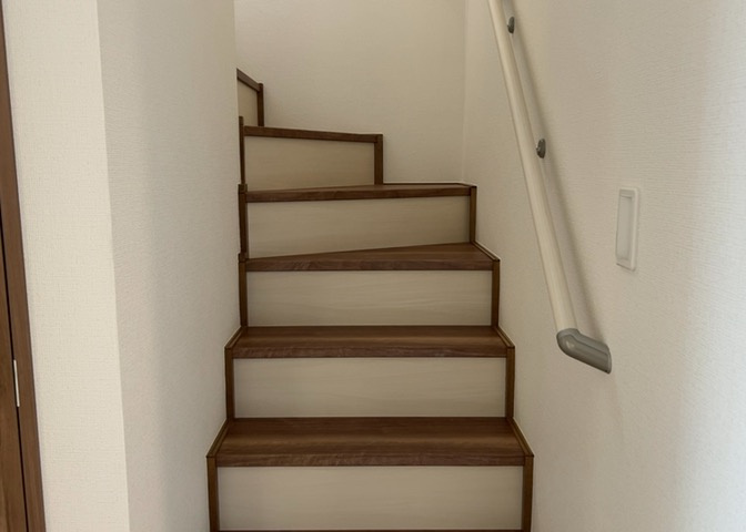 建物の上下階の通路である階段は、その位置によって動線や室内の印象が大きく左右されます。手摺にも重要な役割があり、転倒の防止・歩行や動作を円滑にして日常生活を支えることを主な目的として設置されています。