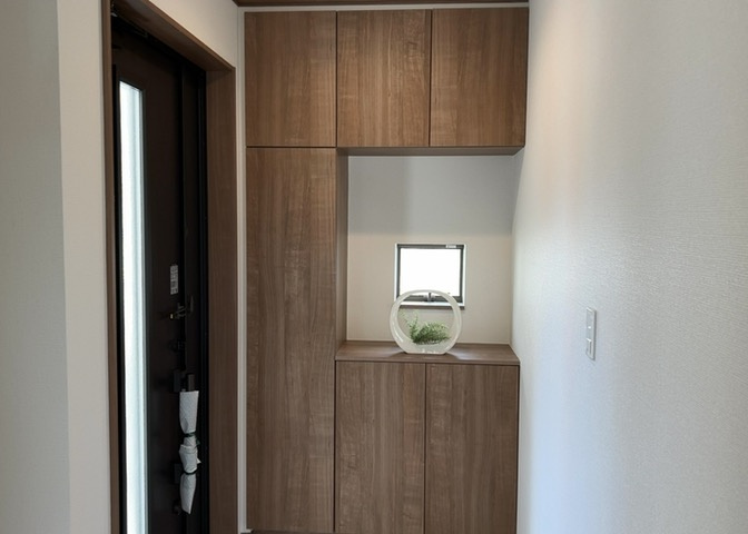 玄関は家の顔でもあり、家族以外の目にも止まる場所です。玄関は外との間を仕切る扉、靴などをしまっておく収納スペース、靴脱ぎのたたきスペース、来客とのやり取りをするドアホンなど複数のアイテムからなります。