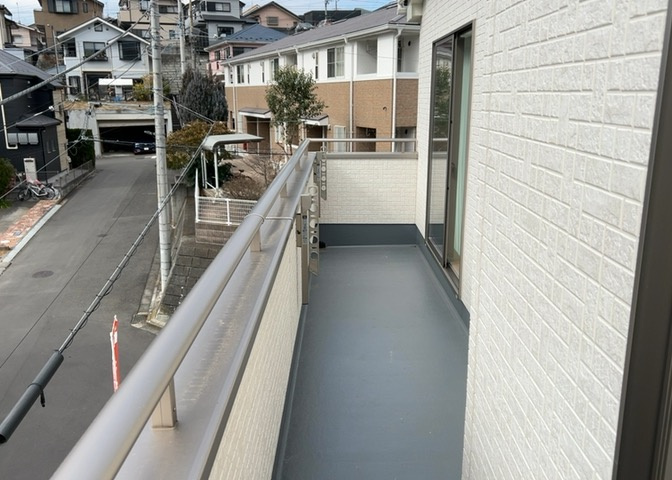 バルコニーは、室外の専用スペースのうち、「屋根がなく開放された空間」であるものを指します。ベランダより広いタイプのものが多く、日当たりもよいため家庭菜園などを楽しみたい人にとって適した環境となります。