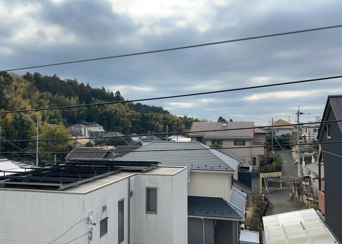 眺望を気にして物件を探す場合、前面に建物が建っていないか現地で確認しましょう！前面に建物があると景色はもちろん、日当たりや風通しにも影響が出てきます。住んだ時のことを想像しながら現地見学をしましょう。