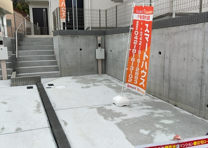 駐車場と明記されていても、最小スペースでつくられた駐車場だと大型車は駐車できなかったり、出入りしにくくなったりする可能性があります。お車のサイズと購入したい物件の駐車場のサイズを現地で確認しましょう。