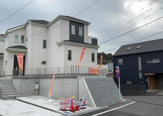 住宅用の土地では前面道路に2m以上接していなければならないと法律で定められています。しかし、お持ちの車のサイズやライフスタイルなどにより、2mでは利便が悪い場合もございますので、事前に確認しましょう。