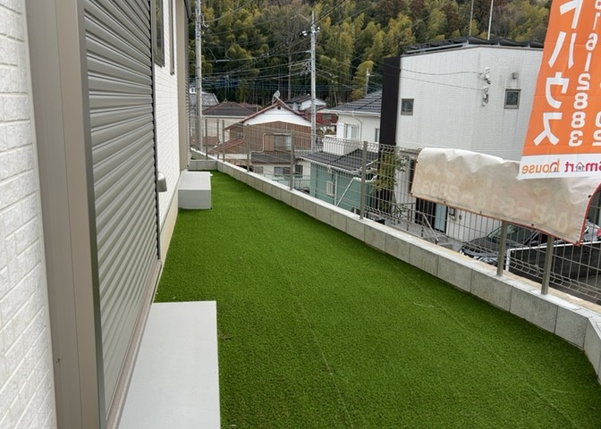 庭があることでガーデニングや家庭菜園はもちろん、こどもの遊び場やペットを放して遊ぶことができます。また、家の周囲に余裕があるということです。隣地との間があれば、十分な日当たりと、風通しが確保できます。