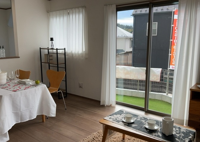 L型アイランドタイプは、キッチンからダイニングにもリビングにも目が行き届くので、とても使いやすい配置です。L字型独立タイプは、キッチンを独立させてるためLDKというよりもLDといった様なイメージです。