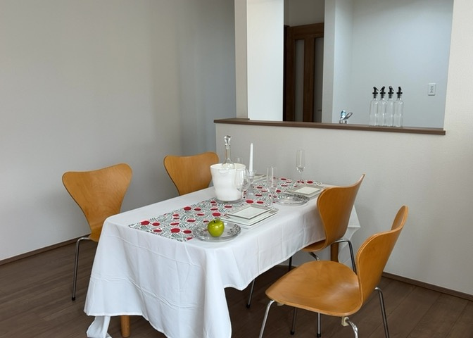 ダイニングは、食事や家族の団らんスペースとしてだけではなく、ほかの用途としても使用することができます。ダイニングテーブルを置き、食事のためのスペースを作ることでリビングとの差別化を図ることができます。