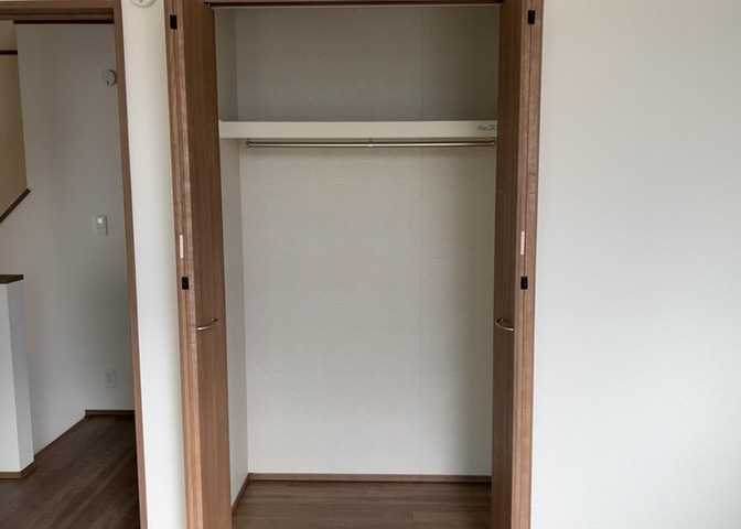 ウォークインクローゼットがあれば、クローゼット内でコーディネートが完成できますし、季節の変わり目に行う衣替えの手間も省けます。また、スーツケースなど大きいものもしまうことができ使い勝手がよいです。