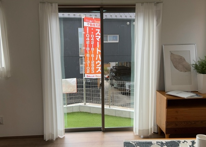 サッシとは、ガラス窓に使用される金属製の窓枠のことです。一般的に住宅建築では、金属製建具工事の段階で備え付けるもので、ガラス類や玄関、バスルームのスチール製のドアなどと同じタイミングで工事を行います。