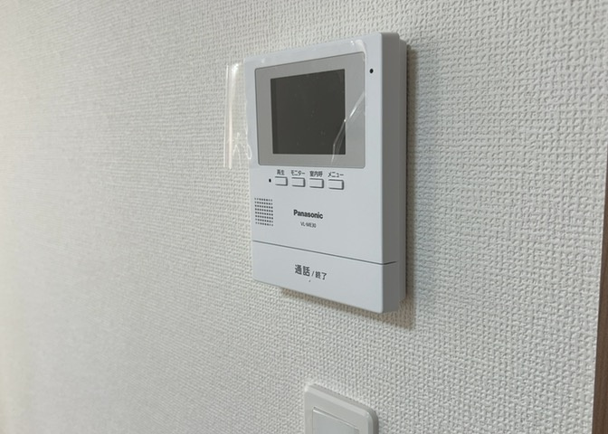 モニターで来訪者を確認して、目的が分からない場合はインターホンを通じて室内から会話することができます。怪しいと感じた場合はインターホン越しにお帰りいただくことができるので、直接会うことがなく安全です。