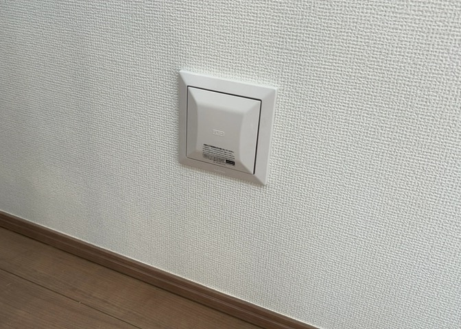 1日中建物内の換気が行われるように設計された仕組みです。気密性の高い住宅は、家に籠った空気でシックハウス症候群になる可能性がありますが、24時間換気システムであれば計画的な換気で対策が可能です。