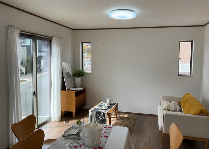 リビングの間取りの種類は大きくわけてリビングとダイニングが別になっているタイプ、リビングダイニング一体型です。どちらも一長一短ですので、家を選ぶ時はその両面をチェックして決めるようにしましょう。