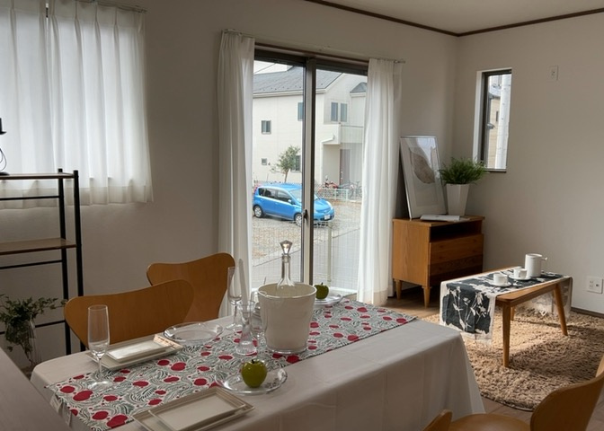 直線タイプはLとDKを一直線に並べた形で対面キッチンのタイプです。一般的なのでよく見かけるかもしれません。直線タイプに似た直接アイランドタイプは、キッチンとダイニングの間に壁がない分広く感じられます。