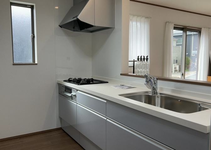 標準的なシステムキッチンの横幅は、165cm～300cm程度です。2100・2400・2550・2700などミリ単位で表記されます。普段どのように料理をするのかを想定しながら合ったサイズを選びましょう