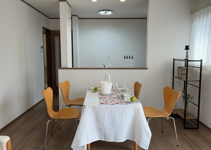 DKの物件でも広く見せたい方は、ダイニングスペースを広く使えるように工夫しましょう。低めのダイニングソファを置くと、家具の圧迫感が減り、広く見せることができ、ダイニングをリビングのように使用できます！