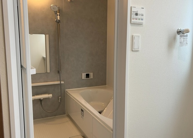 入浴時の快適さも大事なことですが、綺麗な状態を維持できなければ気持ちよく入浴できません。毎日の掃除が楽という点は大事なポイントになります！カビが生えにくく掃除がしやすい、壁や浴槽を選ぶといいでしょう。