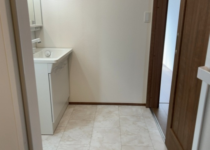 多くの戸建て住宅で見かける洗面脱衣所は、洗面台と洗濯機が2畳ほどのスペースに並べられていて、洗面所が脱衣所を兼ね備えている間取りが一般的です。お客様が利用することもある、パブリックな空間でもあります。