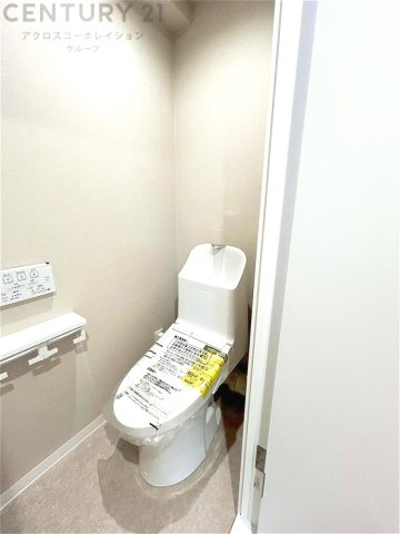 温水洗浄便座付トイレは温水洗浄機能により、暖かい水でおしりを洗浄することができ、冷たい水を使う従来の便座に比べ、温水洗浄機能で暖かいトイレを提供し、快適な使用を可能にします。　