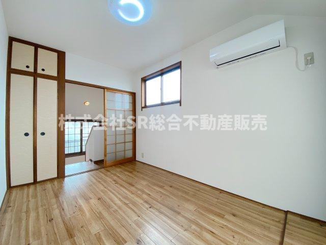 落ち着いた色調の寝室です