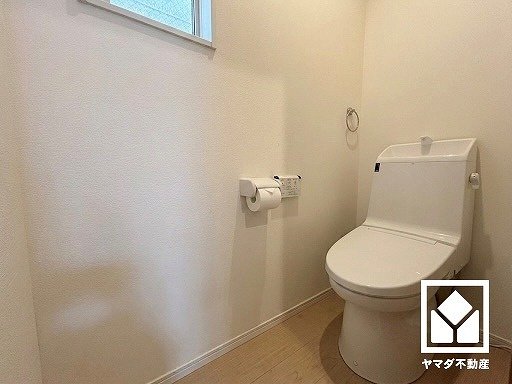 明るく清潔感溢れるトイレです。（実写真と間取り図からCG再現した「空室リフォームイメージ」のため、実際と異なります。）