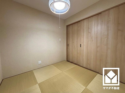 約4.5帖の1階和室です。リビングに隣接する引き戸のお部屋で、一体利用も可能です。（実写真と間取り図からCG再現した「空室リフォームイメージ」のため、実際と異なります。）