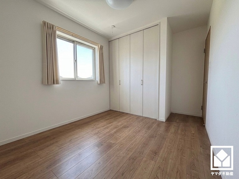 約6.5帖の2階洋室です。柔らかな光が差し込むお部屋で、快適で落ち着いた生活をお送りいただけます。（実写真と間取り図からCG再現した「空室リフォームイメージ」のため、実際と異なります。）