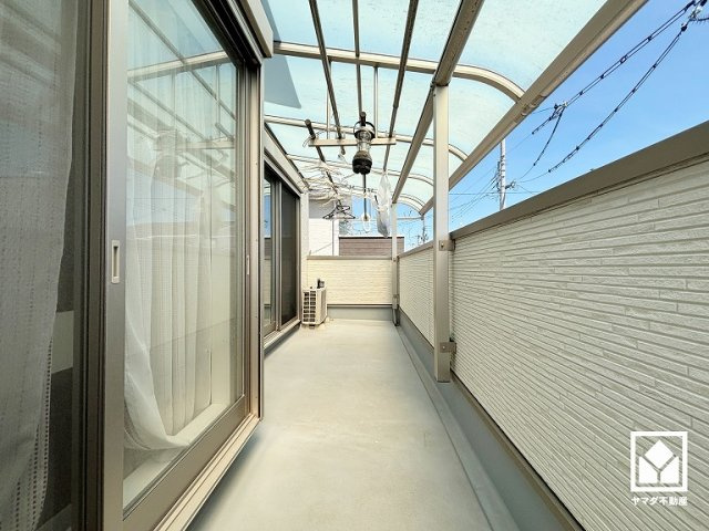 南向きバルコニーで陽当たり、風通し良好。奥行きがあり広々としているため、お洗濯物をたっぷりと干す事ができます。