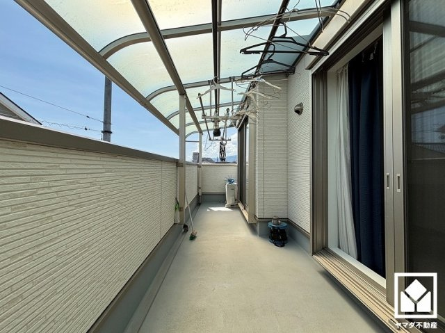 バルコニーへは南側の2部屋から出入り可能です。屋根付きなので急な雨の日も安心ですね。