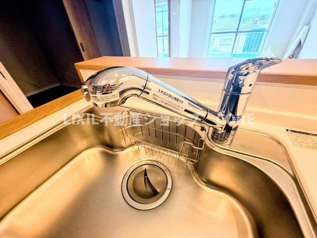 浄水と水道水を切り替えて使用できるスッキリとしたデザインの浄水器一体型水栓。