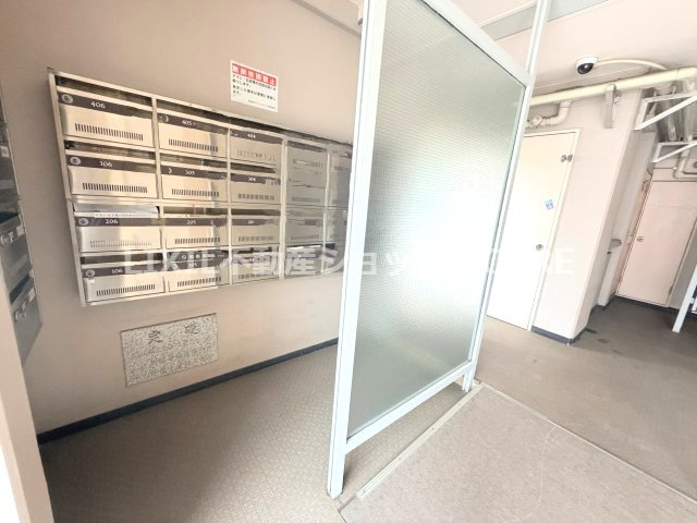 エントランス付近に設置されている郵便受けになります。管理体制良好なマンションです。