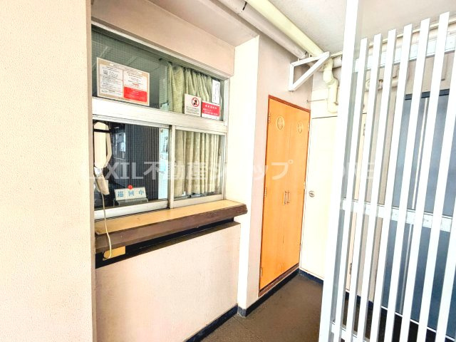 受付はマンションコンシェルジュがいる場合もあれば、管理人が滞在する小部屋を総称して呼ぶことがあります。