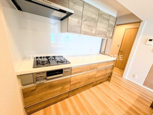 カウンターキッチンはリビングを見渡せるので、お料理番組やドラマを見ながら作業ができます。