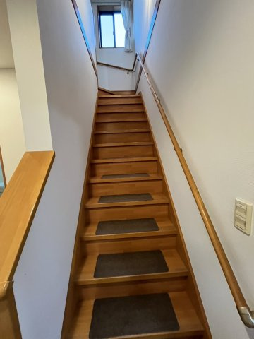 階段には手すりが設置され、バリアフリーも配慮されています。