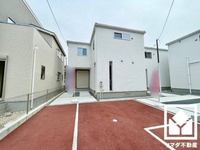 【外観】　周囲にはすでに建物が建っていますので、実際の採光状況や窓の位置なども事前にご確認いただけます。
