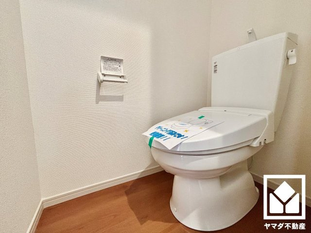 【トイレ】　温水洗浄便座でいつでも快適な温度をキープできるので冬場でも安心です。