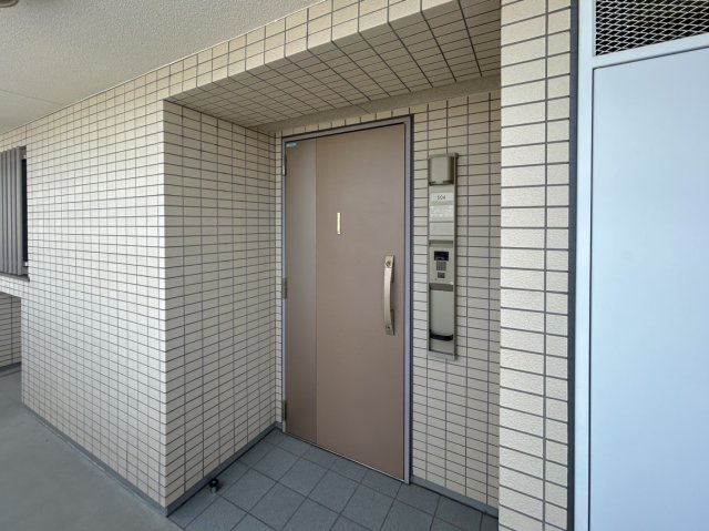 【玄関（共用廊下側）】