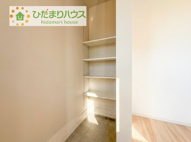 シューズクロークは、レインコートやベビーカー、ゴルフバッグなど大きな荷物を置けるので、　いつでも玄関を綺麗に保てます(*^-^*)