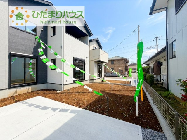 日当たりの良い広い庭。友人や親せきが集まってＢＢＱをしたり、ペットと遊んだり。　一戸建てならではの楽しさが広がります(*^-^*)