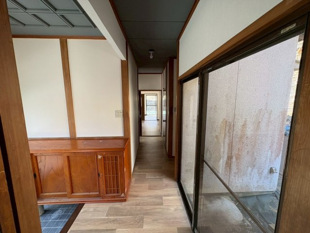 玄関から廊下へと続く動線がスムーズで、各居室へのアクセスも良好になっております。窓からの光が差し込み、明るく開放感のある空間です。毎日の出入りが快適に行える住まいの入口となっています。　