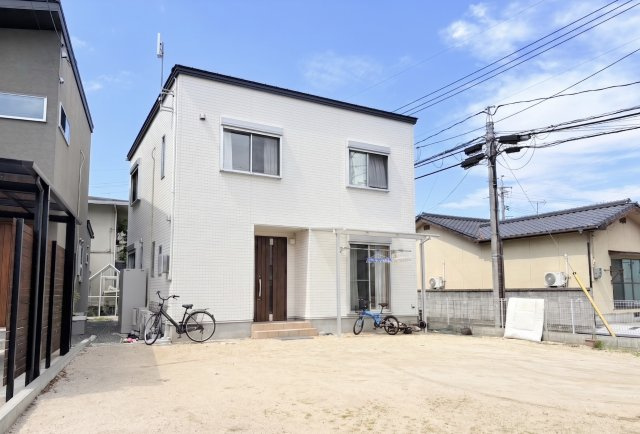 白を基調とした外観デザインが印象的な住宅。敷地にゆとりがあり3台の駐車可能な広さを確保。南側からの陽当たりも期待でき開放感のある住環境となっています。シンプルな外観だからこそ飽きが来にくいデザイン。