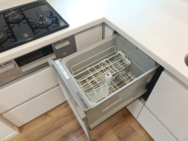 【食洗器】　手肌に優しく、家事の時短にもなる食洗機を完備。
