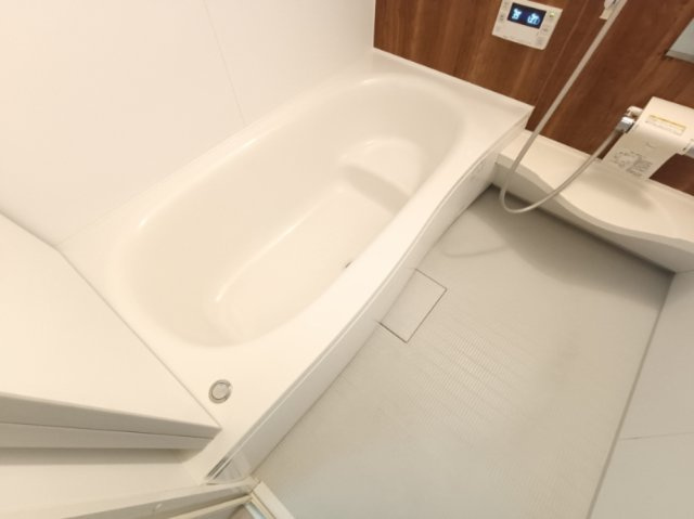 【浴室】　一日の疲れを癒す広々バスルームです。