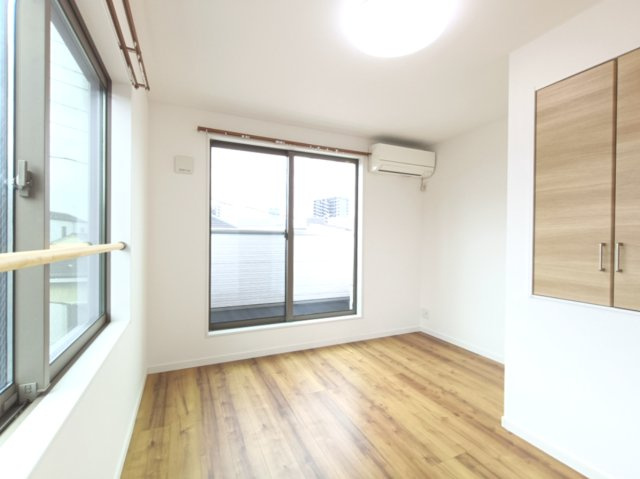 【洋室？約5.7帖】　主寝室や子ども部屋にいかがでしょうか？
