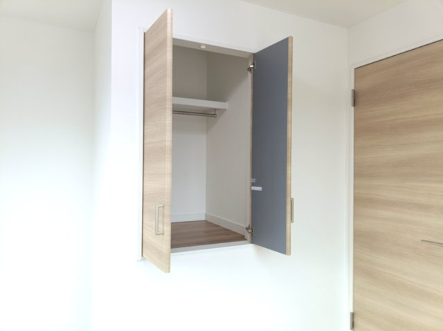 【洋室？約5.7帖　収納】　洋室にクローゼットがございますので衣服など収納することができます。