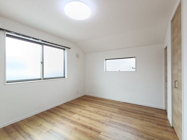 【納戸】　納戸とは建築基準法で「居室」の採光・通風の基準を満たしていないお部屋のこと。通常のお部屋としてもお使いいただけます。