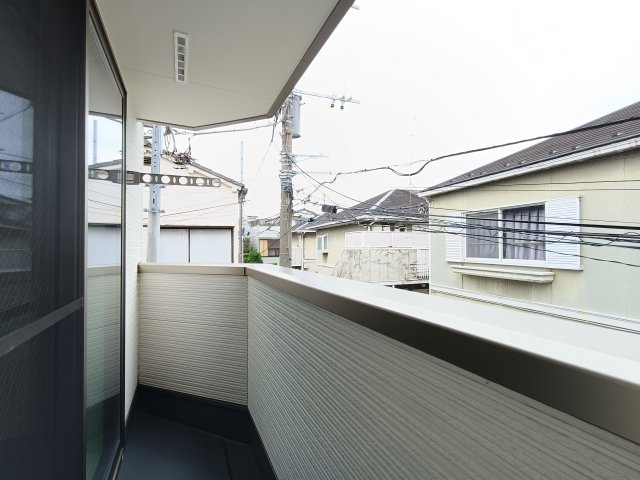 【2階　バルコニー】　南向きバルコニー。お天気のいい日はお外で洗濯物を干していただけます。