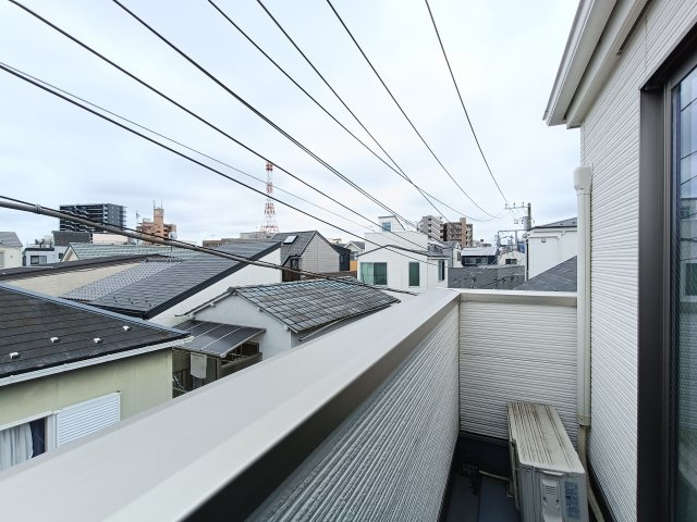 【3階　バルコニー】　南向きバルコニー。