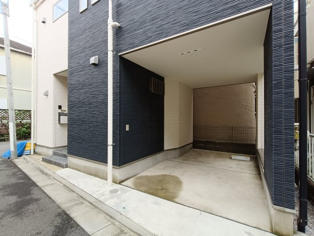 【駐車場】　愛車を雨風から守るビルトインガレージ。