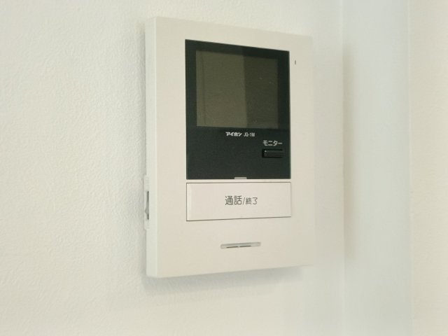 【TVモニター付きインターフォン】　訪問者の顔を見ることができるので、安心してドアを開けられます。