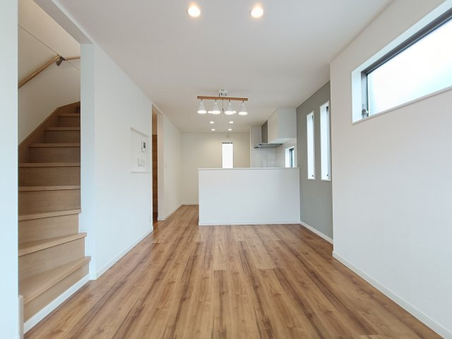 【LDK約14.9帖】　床暖房付きで、冬場も足元から暖かく過ごせます。