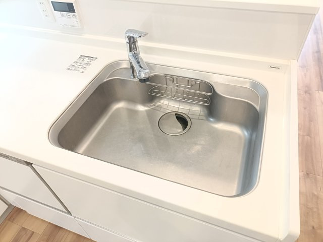 【シンク】　食器洗いもはかどる広々としたシンク。
