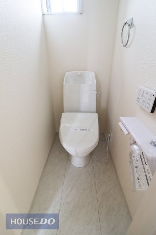【トイレ】温水洗浄暖房便座付き。2箇所あるので、忙しい朝でも安心♪ほっと一息つけるプライベート空間は広めの設計となっております。